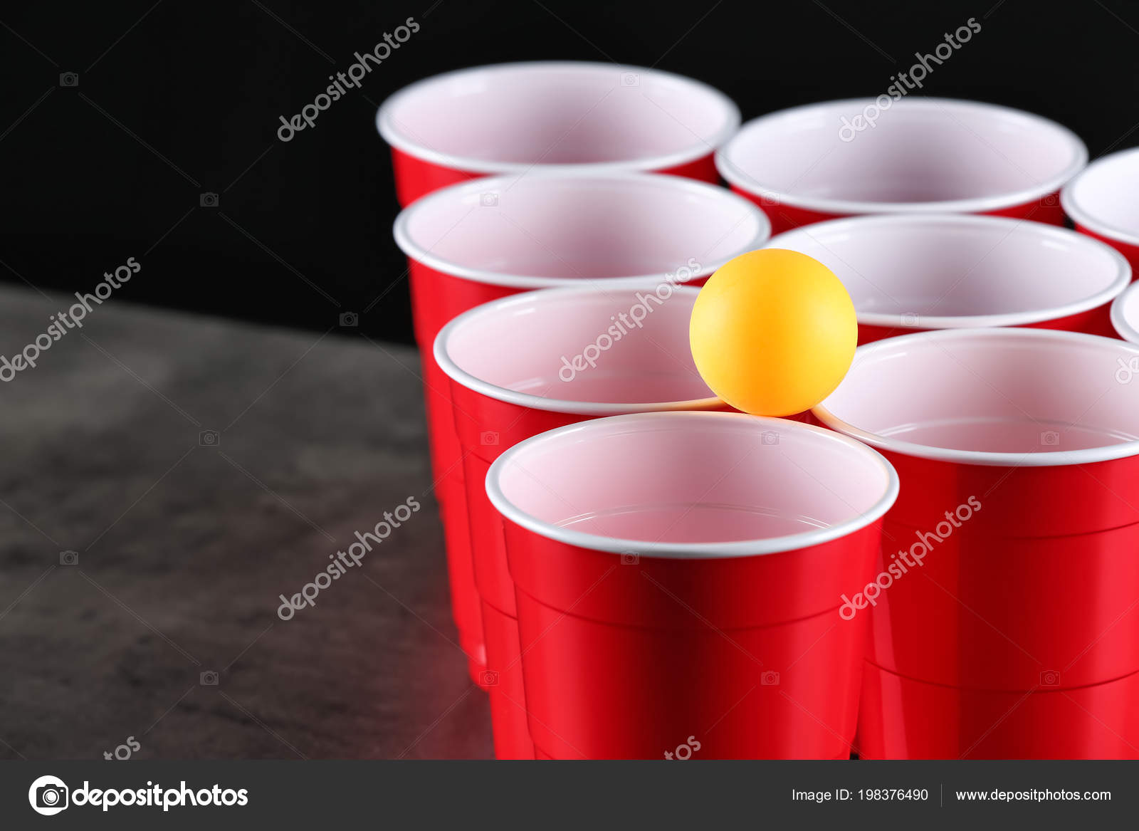 Bekers bal voor bier pong tafel close u stockfoto serezniy