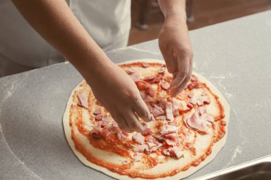 Şef Pizza Lokanta mutfağı tablo hazırlama