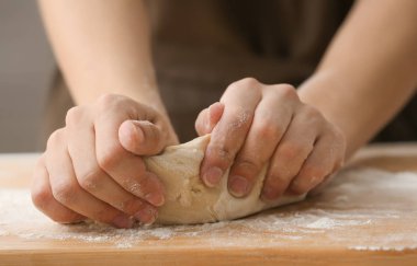 Mutfak, closeup tablo pizza hamur hazırlama kadın