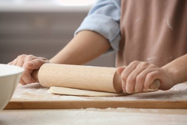 Mutfak masasında, closeup hamuru haddeleme kadın