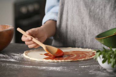 Mutfak masasında pizza hazırlama kadın