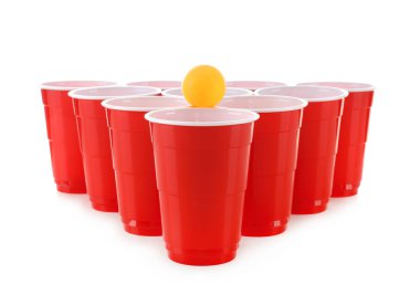 Bardak ve beyaz zemin üzerine bira pong topu