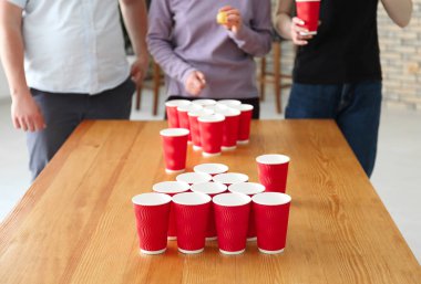 Oynayanlar bira pong bar