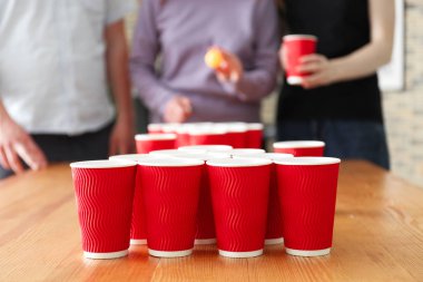 Bira pong oyunu için masaya ayarla