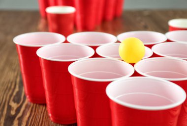 Bira pong oyunu için masaya, closeup ayarla