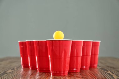 Bira pong oyunu için masaya ayarla