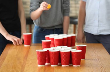 Oynayanlar bira pong bar