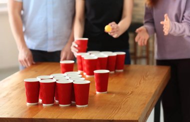 Oynayanlar bira pong bar
