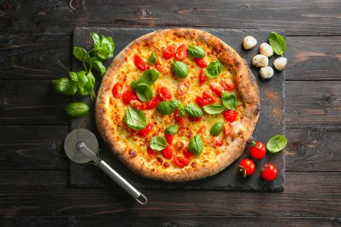 Kayrak plaka üzerinde lezzetli pizza