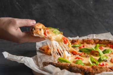Kadın alarak dilim lezzetli pizza Margherita, portre