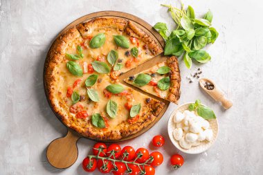 Lezzetli pizza Margherita gri arka plan üzerinde ile kompozisyon