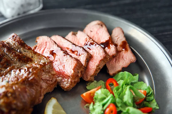 Teller Mit Leckerem Steak Vom Grill Auf Dem Tisch Nahaufnahme — Stockfoto