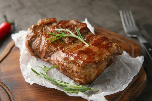 Tavola Legno Con Gustosa Bistecca Sul Tavolo Primo Piano — Foto Stock