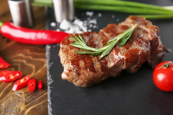 Assiette Ardoise Avec Délicieux Steak Grillé Légumes Sur Table — Photo