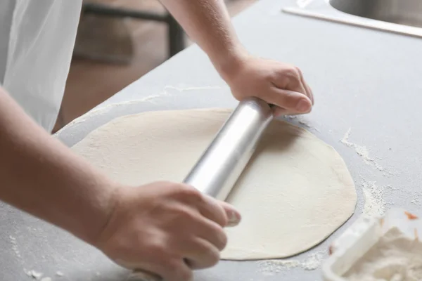 Chef Preparing Dough Pizza Table Restaurant Kitchen — Stock Photo, Image