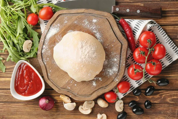 Composição Com Massa Crua Ingredientes Para Pizza Fundo Madeira — Fotografia de Stock