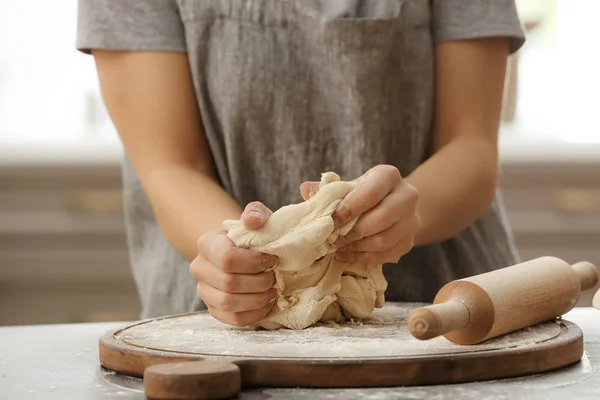 Mujer Preparando Masa Para Pizza Mesa Cocina Primer Plano — Foto de Stock