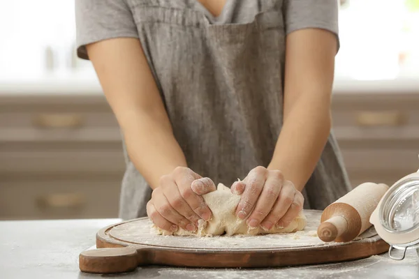 Kvinna Som Förbereder Degen För Pizza Bordet Köket Närbild — Stockfoto