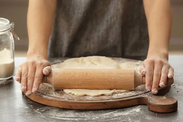 Donna Pasta Rotolamento Sul Tavolo Della Cucina Primo Piano — Foto Stock