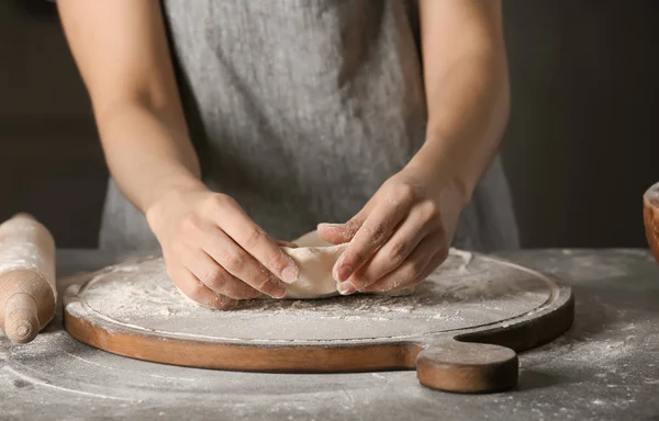 Mujer Preparando Masa Para Pizza Mesa Cocina — Foto de Stock