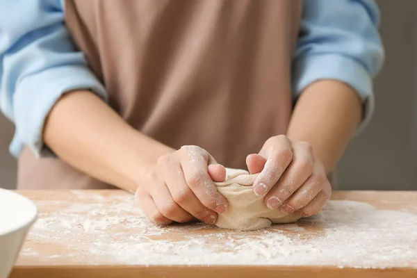 Mujer Preparando Masa Para Pizza Mesa Cocina Primer Plano — Foto de Stock