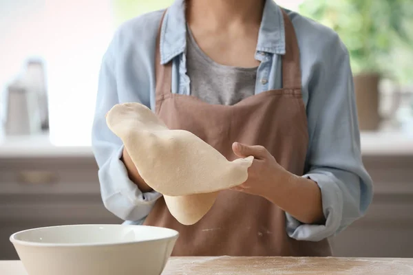 Mulher Preparando Massa Para Pizza Cozinha — Fotografia de Stock