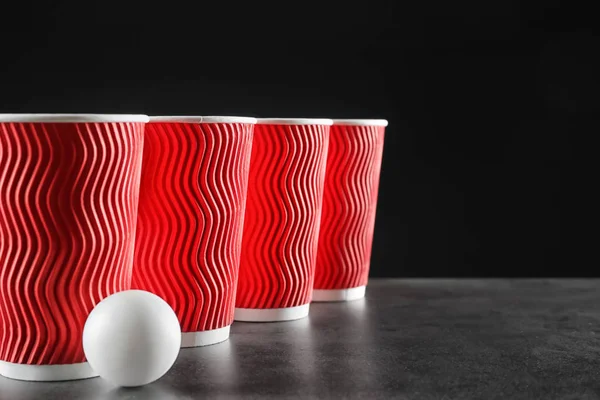 Чашки Пивного Понг Столі Темному Фоні — стокове фото