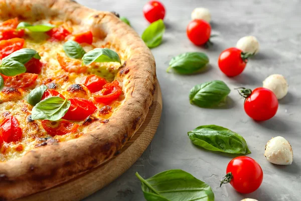 Deliziosa Pizza Sfondo Grigio — Foto Stock