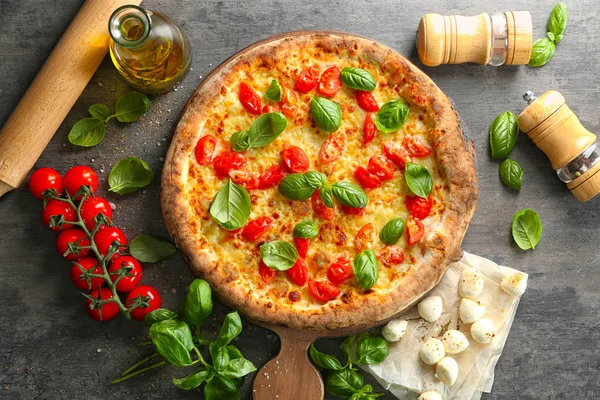 Deliziosa Pizza Sul Tavolo — Foto Stock