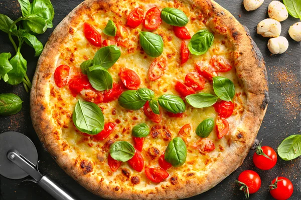 Kayrak plaka üzerinde lezzetli pizza