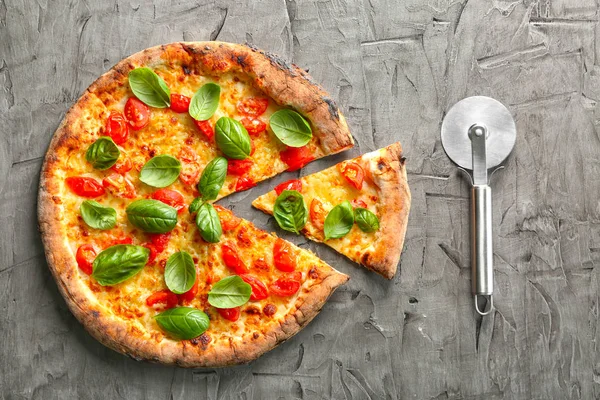 Вкусная Пицца Сером Фоне — стоковое фото