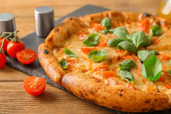 Leisteen Plaat Met Heerlijke Pizza Margherita Houten Tafel Close — Stockfoto