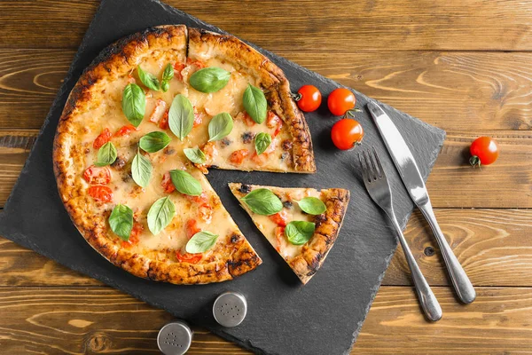 Kompozycja Pyszne Pizza Margherita Podłoże Drewniane — Zdjęcie stockowe