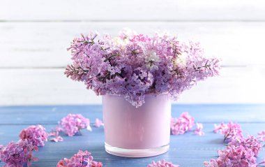 Vazo ile ahşap arka plan karşı masada güzel çiçek açması leylak