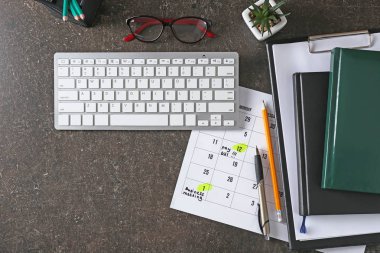 Yapılacaklar listesi, bilgisayar klavye ve gri arka plan üzerinde not defterlerini takviminizle