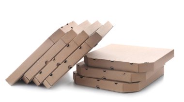 beyaz zemin üzerine karton pizza kutuları