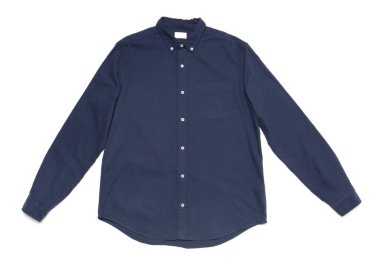 Beyaz arkaplanda şık bir gömlek