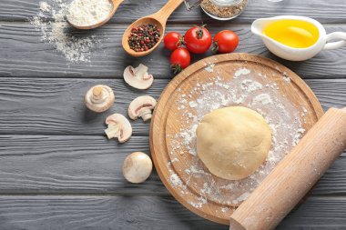 Ahşap tahta çiğ hamur ve pizza tablo için malzemeler ile