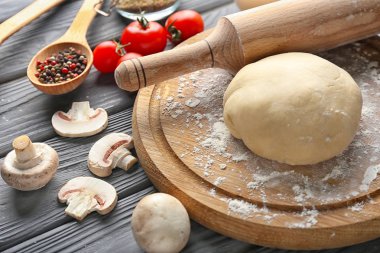 Ahşap tahta çiğ hamur ve pizza tablo için malzemeler ile