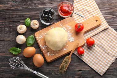 Ahşap tahta çiğ hamur ve pizza tablo için malzemeler ile
