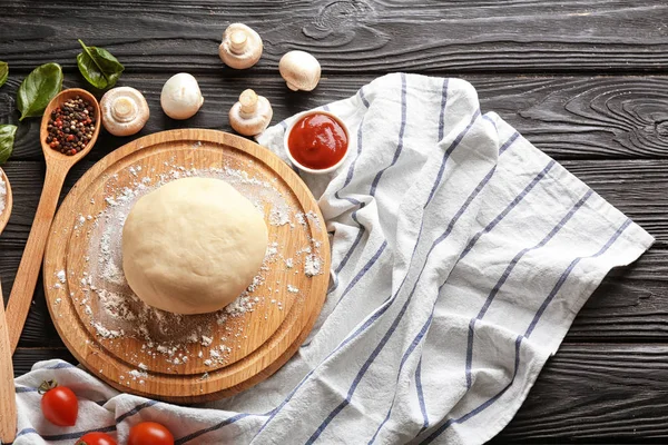 Wooden Board Raw Dough Ingredients Pizza Table — Stock Photo, Image