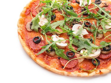 Beyaz arka planda lezzetli pizza.