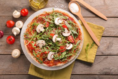 Ahşap tahta masada lezzetli pizza ile