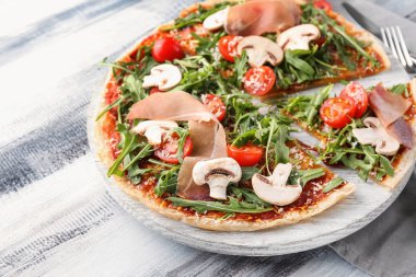 Ahşap tahta masada lezzetli pizza ile