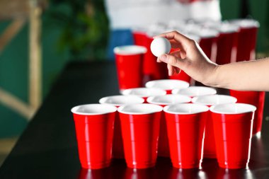 Oynayanlar bira pong oyun masasında çubuk