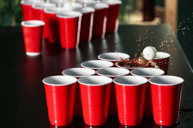 Bardak ve bira için plastik top masada oyun pong
