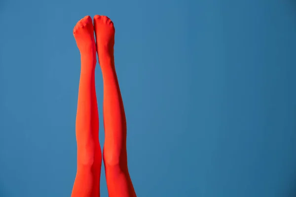 Ноги Красивої Молодої Жінки Яскравих Колготках Кольоровому Фоні — стокове фото