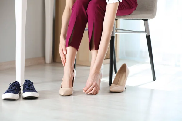 Mujer Joven Cansada Cambiando Zapatos Interior — Foto de Stock