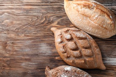 Ahşap arka plan üzerinde farklı ekmek yapım ürünleri