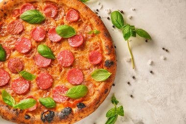 Lezzetli biberli pizza masada